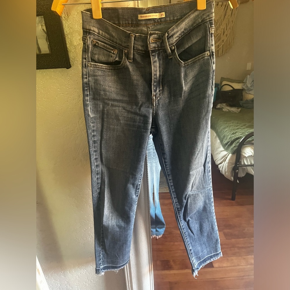Levi’s 724 high rise straight pant, cropped, stretchy. Size 25